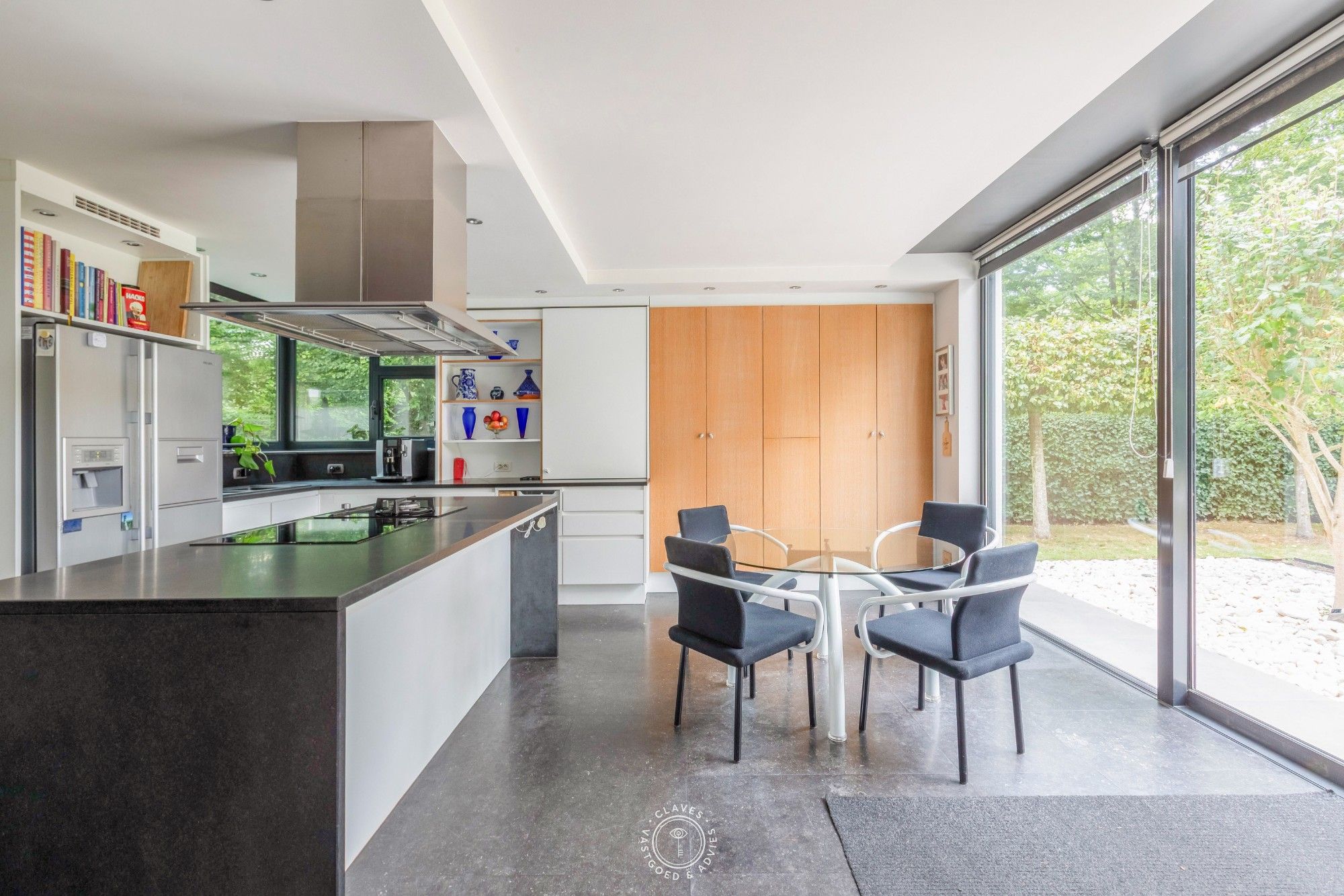 Architecturale villa met prachtige tuin en zwembad foto 15