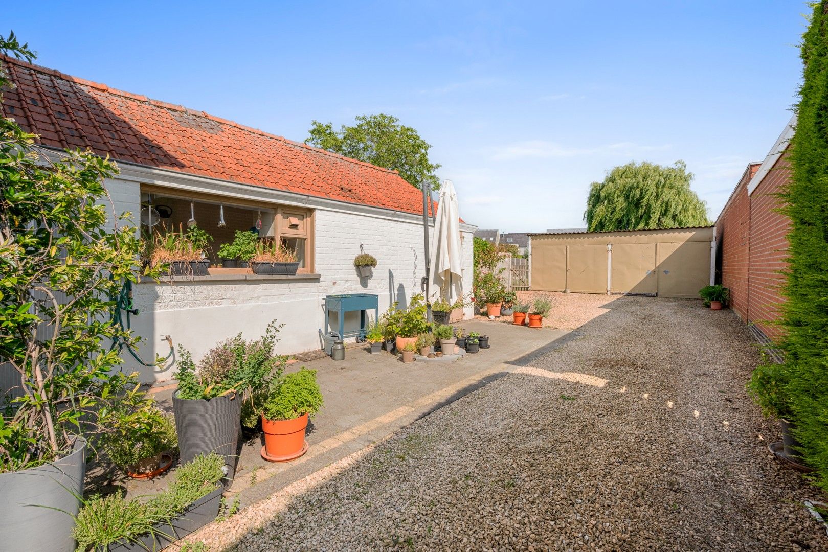 Halfopen woning met tuin en garages in het centrum van Nevele! foto 5