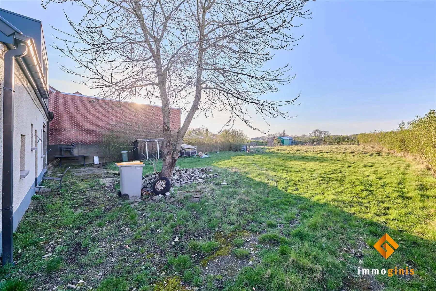 Gerenoveerde, verder af te werken starterswoning op ruim perceel van 7a35ca.   foto 10