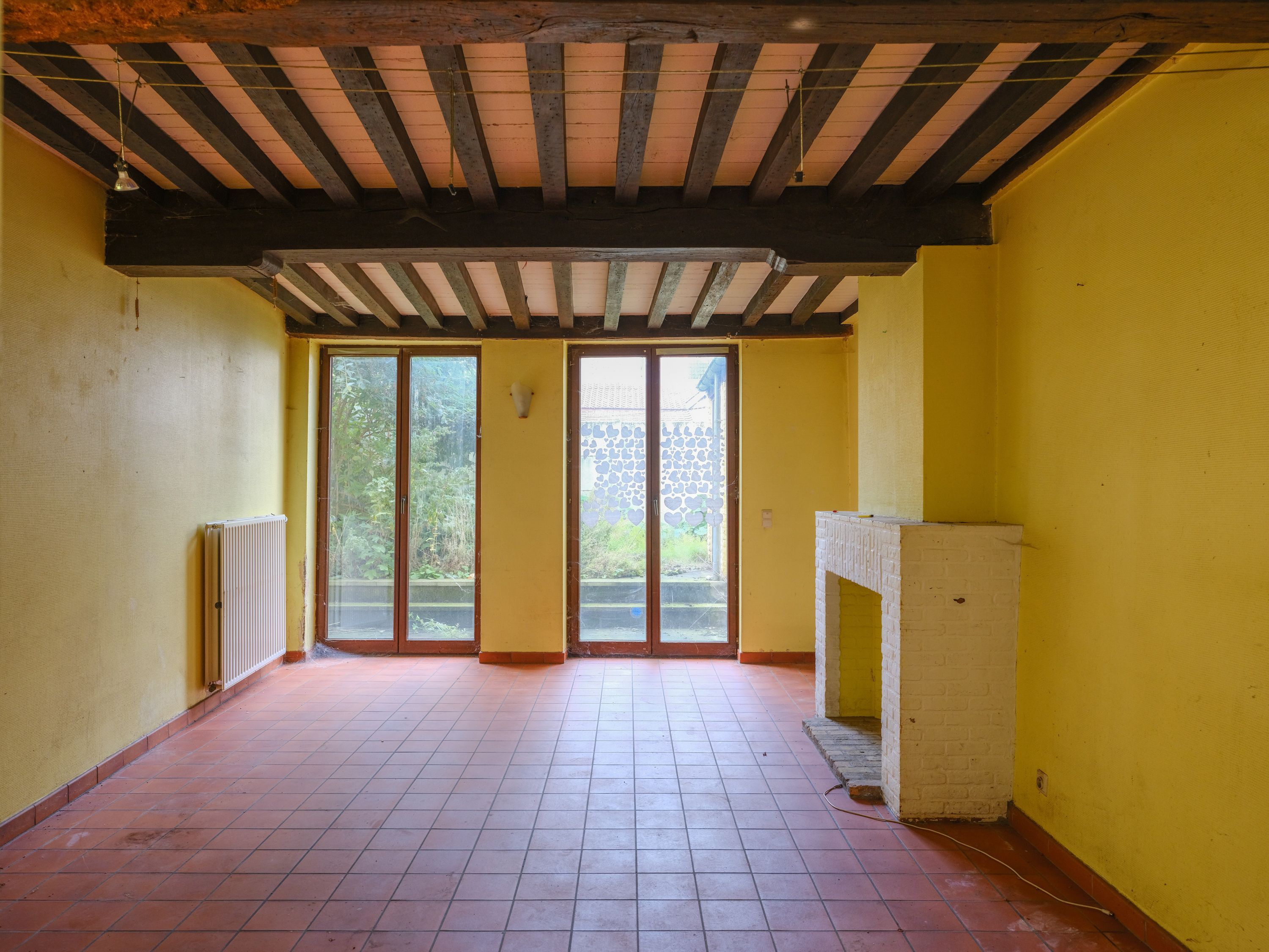 Centraal gelegen stadswoning met 3 slaapkamers en stadstuintje – ideaal renovatieproject foto 2