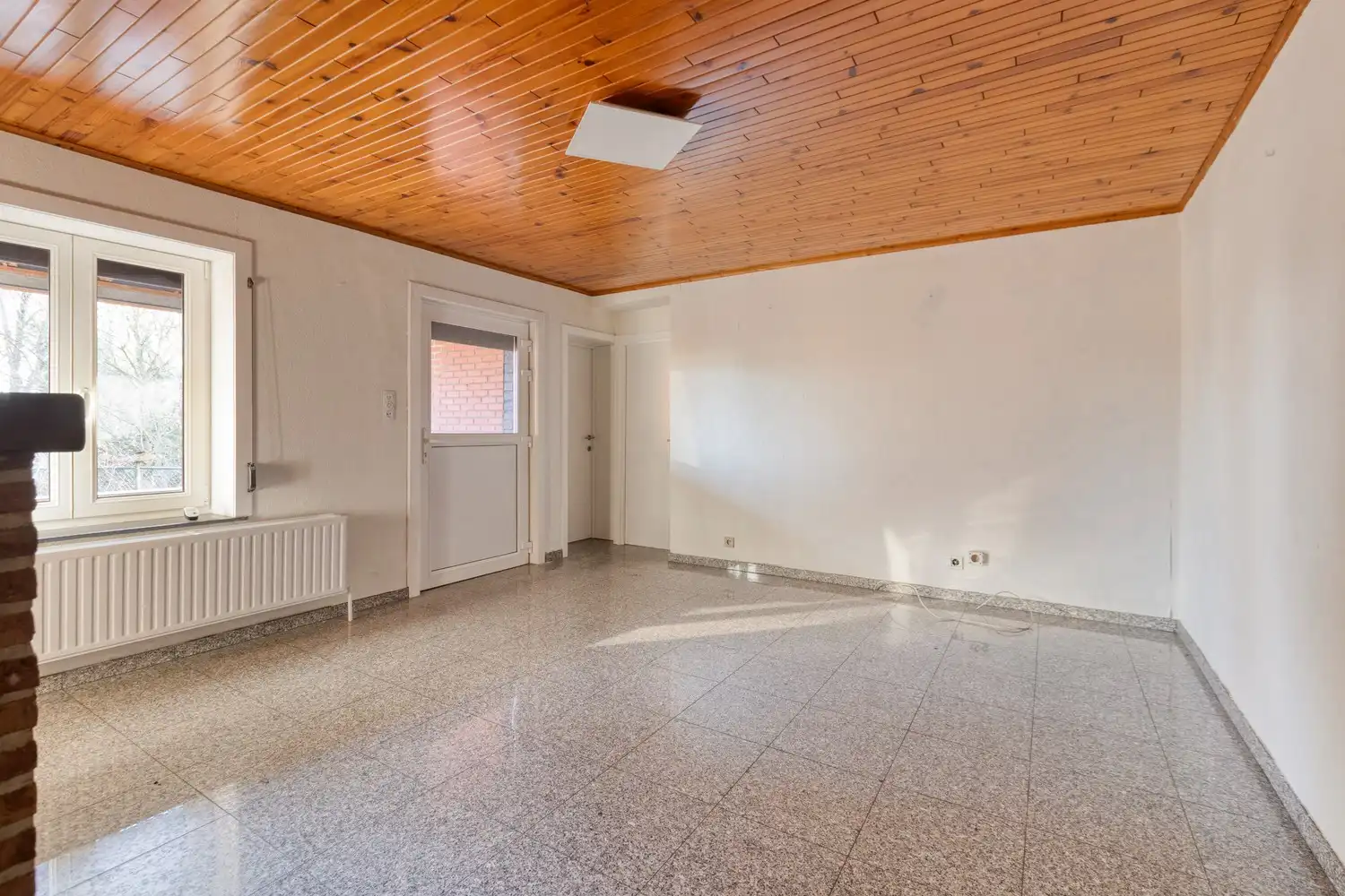 Te renoveren rijwoning met veel potentieel in hartje Genk foto 3