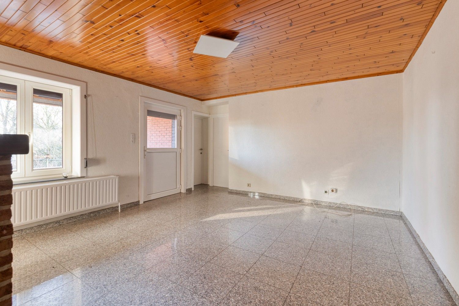 Te renoveren rijwoning met veel potentieel in hartje Genk foto 3