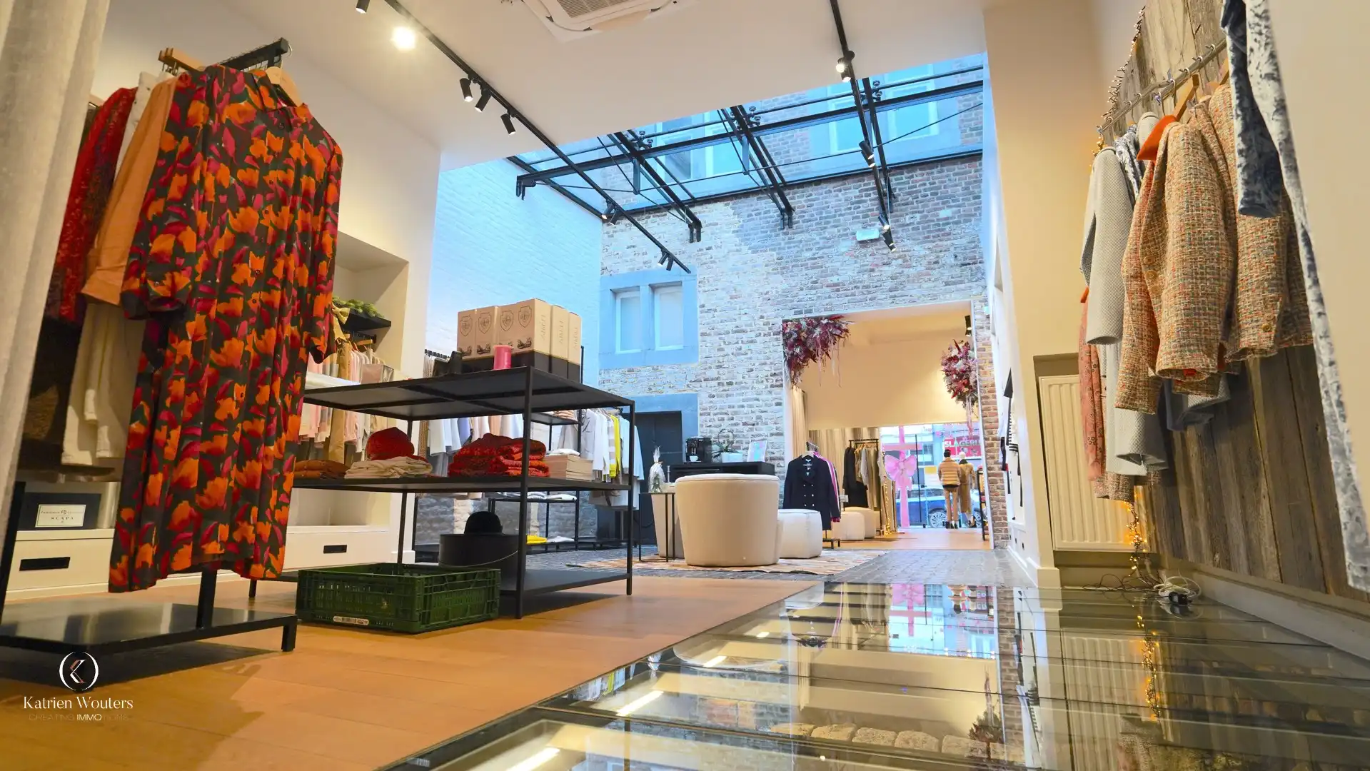 Historisch handelspand op commerciële TOP-locatie in hartje Sint-Truiden foto {{pictureIndex}}