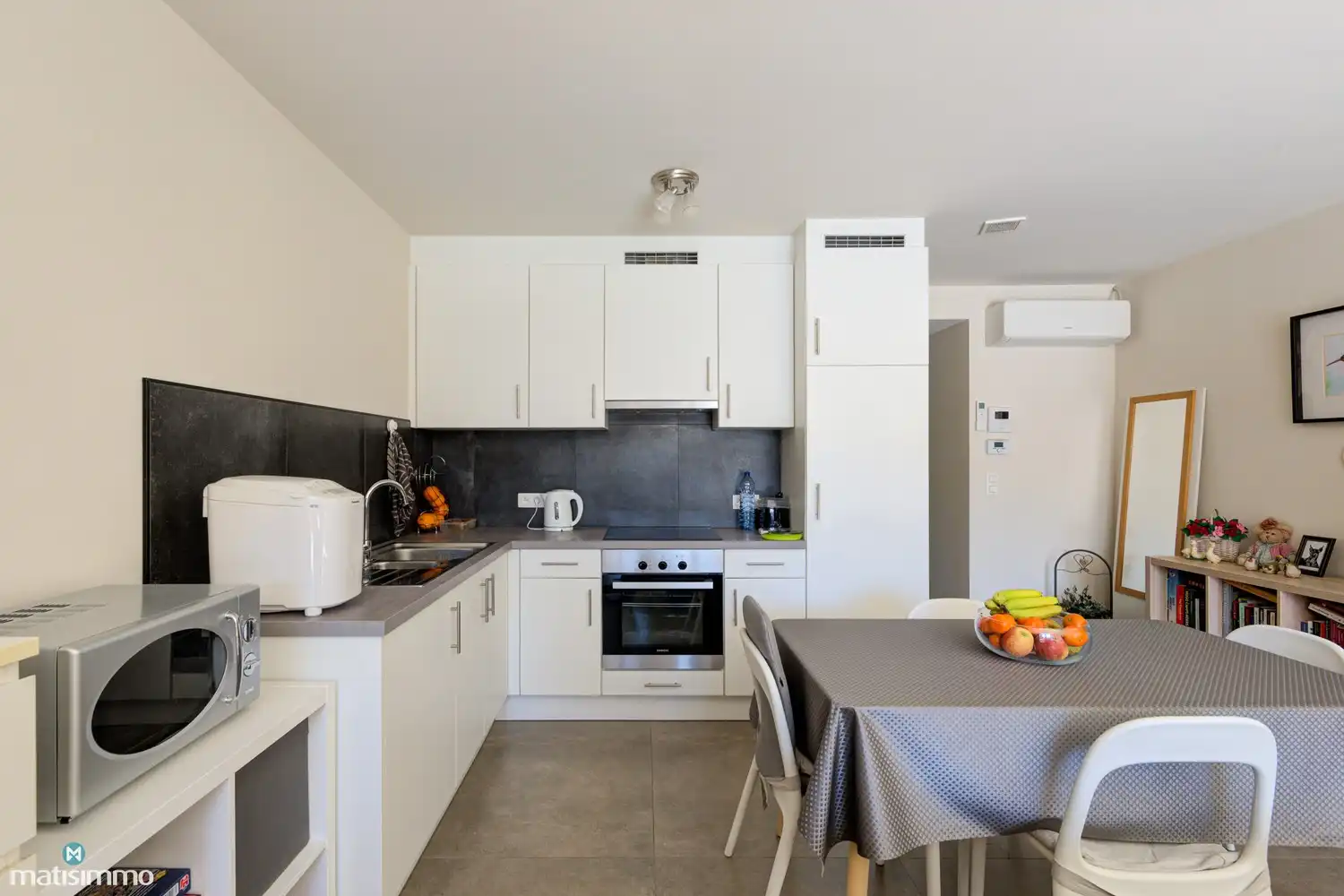 INSTAPKLAAR GELIJKVLOERS APPARTEMENT MET TUIN EN AUTOSTAANPLAATS NABIJ HET STADSCENTRUM VAN BILZEN foto 6