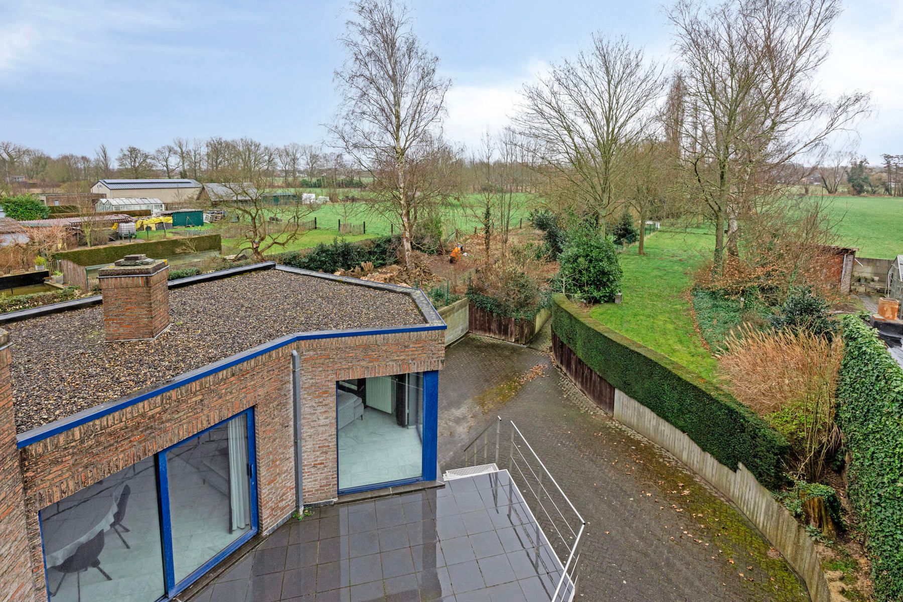 Ruime gezinswoning met 3 slaapkamers op een groot perceel foto 13