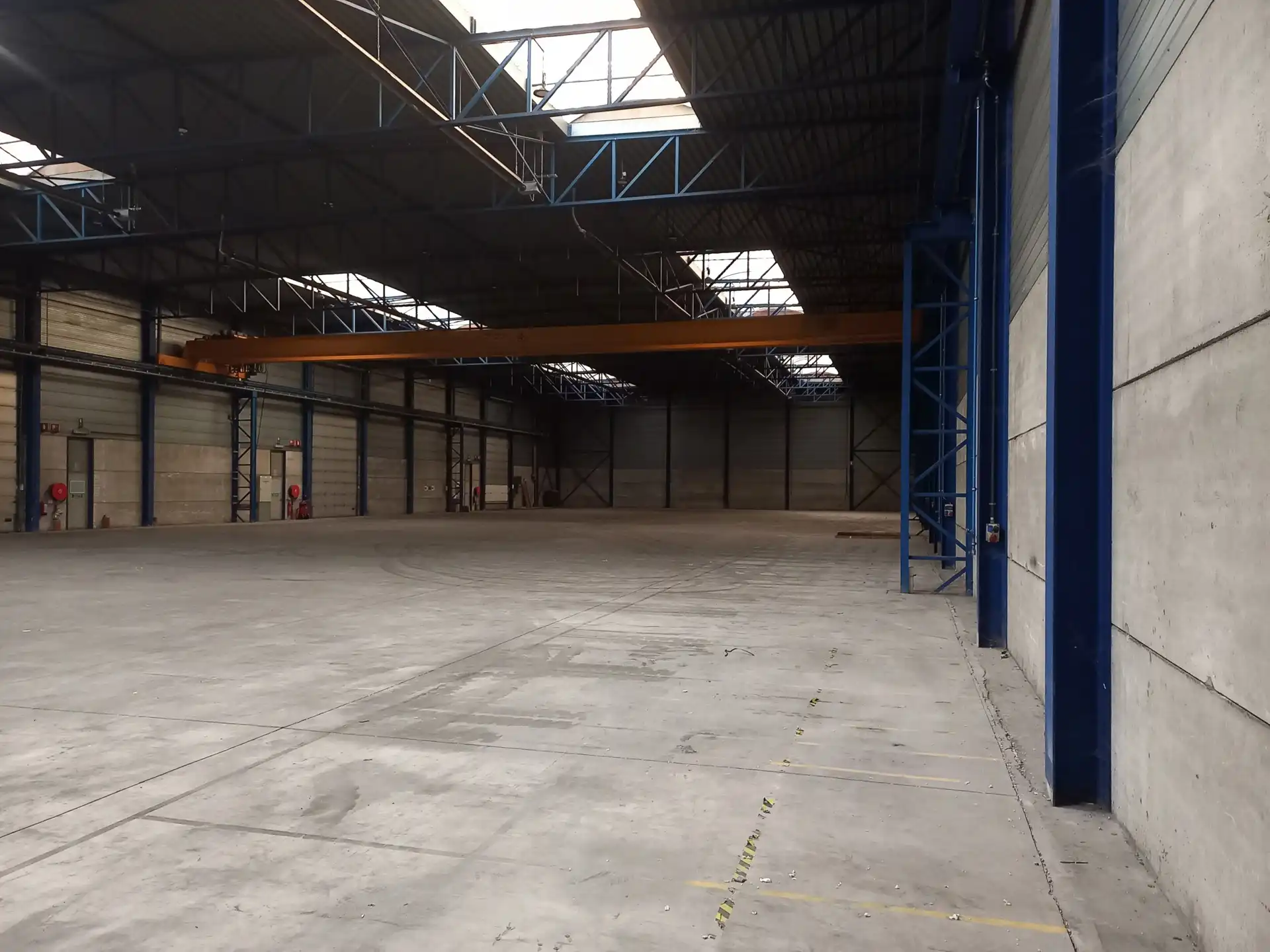 Te Huur Genk: Magazijn met kades en poort  foto 3