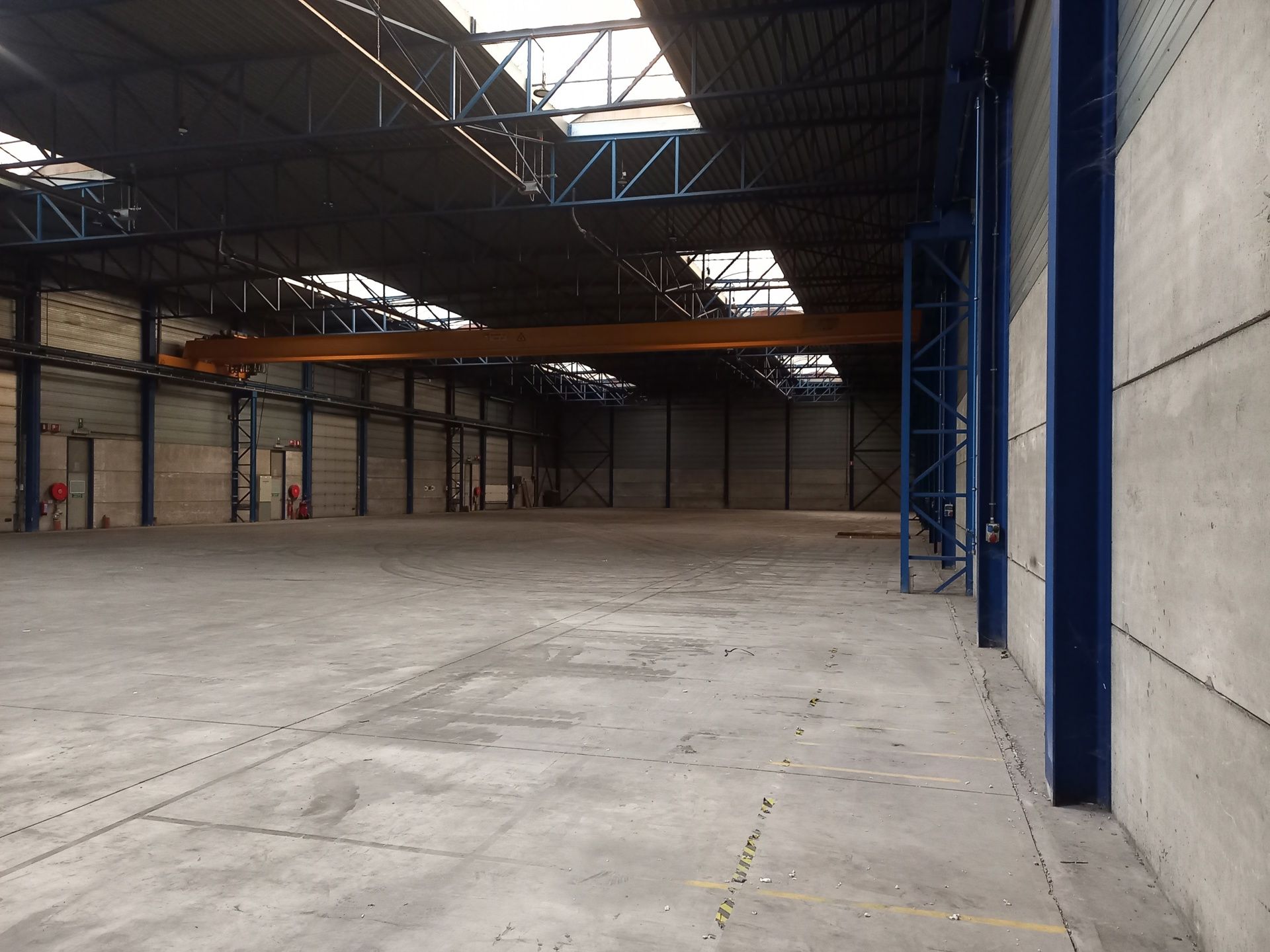 Te Huur Genk: Magazijn met kades en poort  foto 3