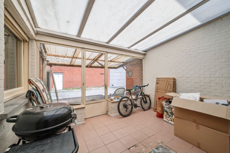 Hooglede- Opbrengsteigendom van 3 verhuurde sterk gebouwde woningen met 3 slaapkamers in het centrum van Hooglede gelgen. Deels al vernieuwd. Potentieel met tuinen en parking. foto 21