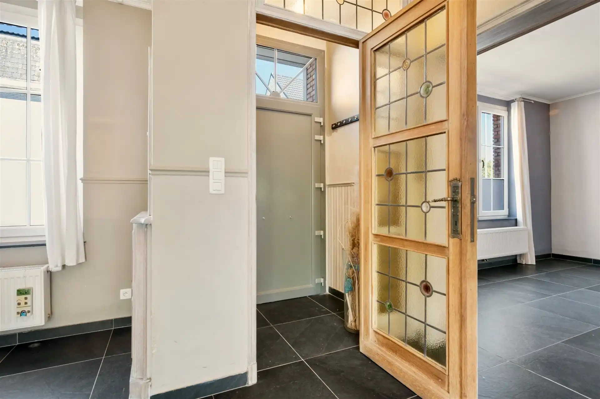 Ruime woning met multifunctioneel bijgebouw en grote tuin foto 2