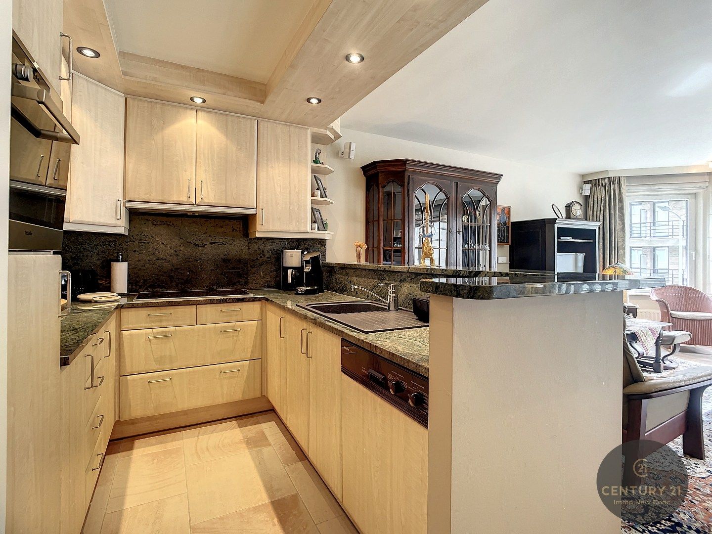 SUBLIEM 3 slaapkamer appartement met mogelijkheid aankoop RUIME GARAGEBOX foto 4