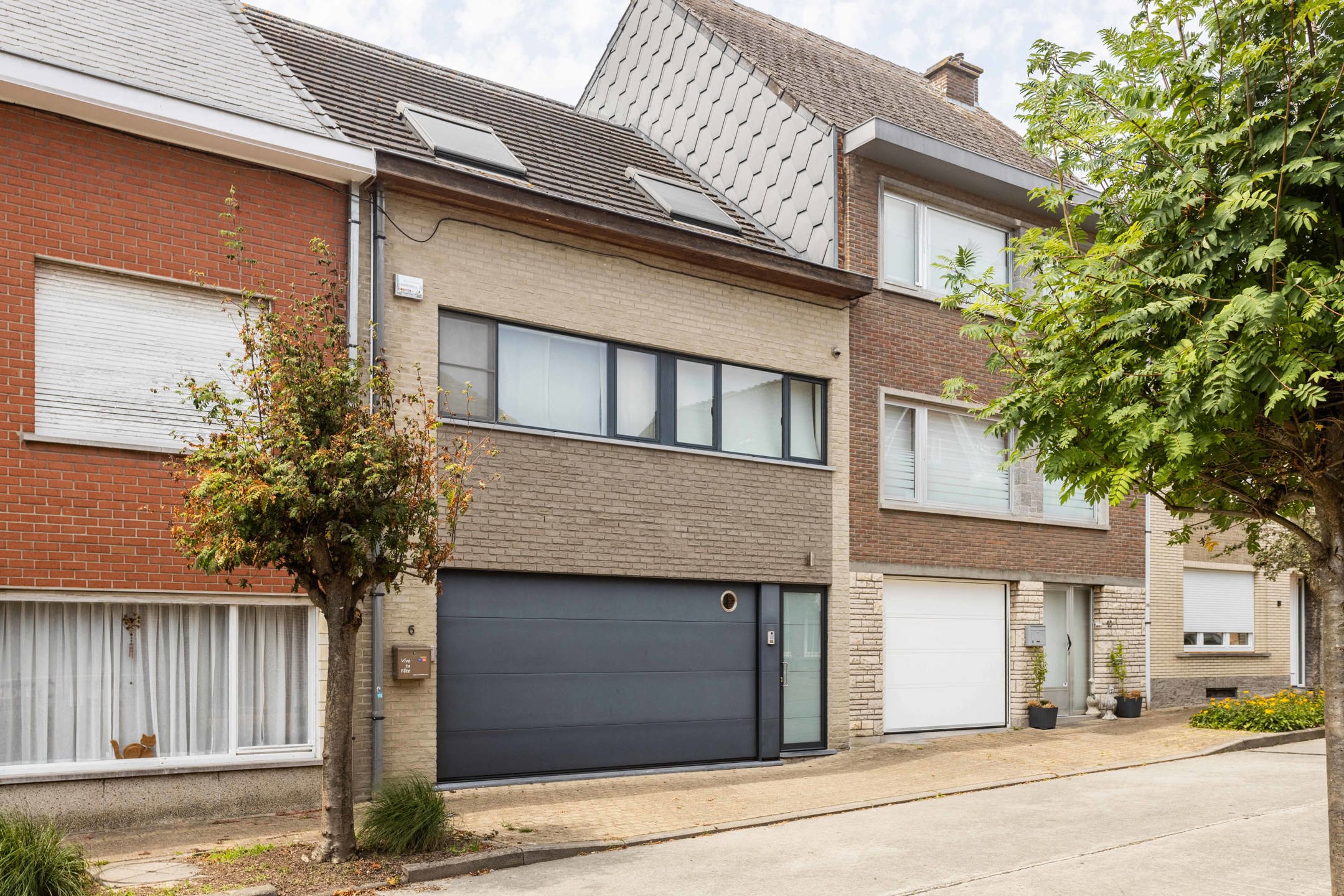Goed gelegen, ruime & instapklare eigendom met tuin & garage foto {{pictureIndex}}
