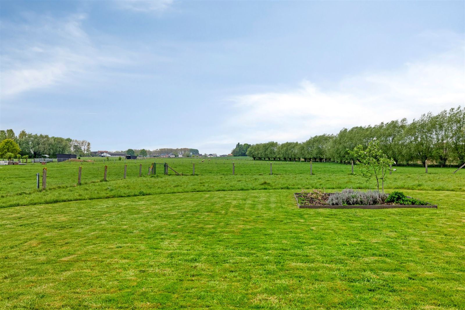 Ruime villa te koop in oase van rust foto 32