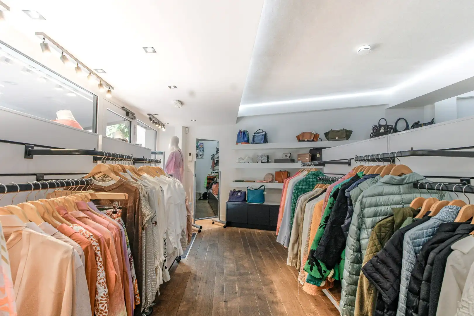 Handelspand te huur – overname handelsfonds luxe tweedehands kleding Dumortierlaan foto 9