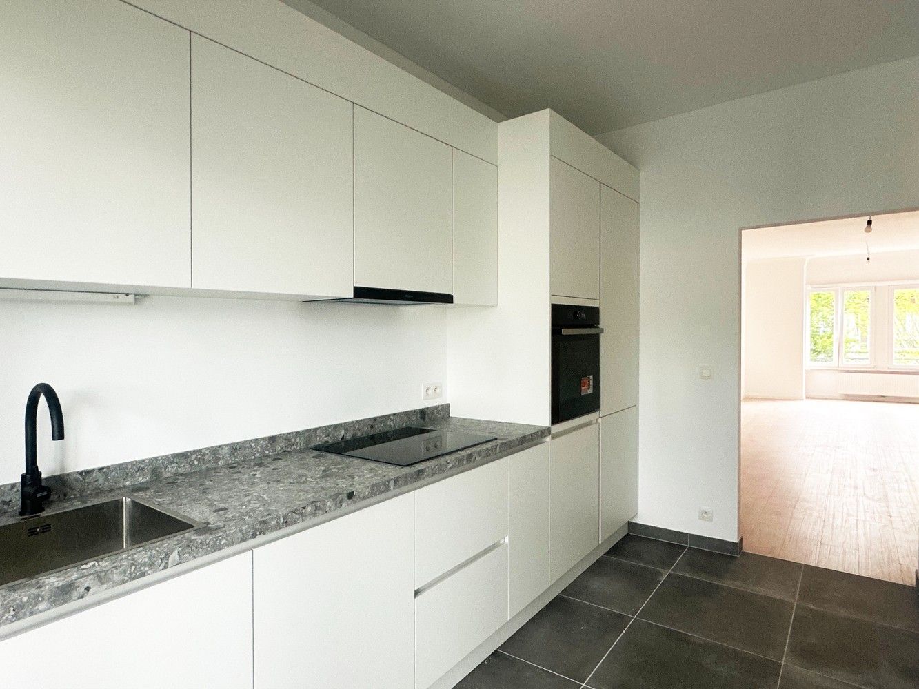 Ruim vernieuwd appartement met 2 slaapkamers op gunstige locatie in Wilrijk foto 3