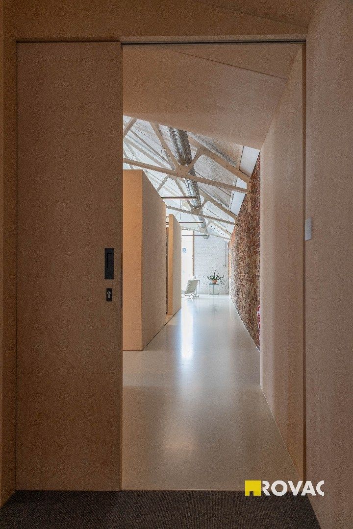 Stijlvolle en instapklare kantoorruimte met binnentuin in centrum Izegem! foto 8