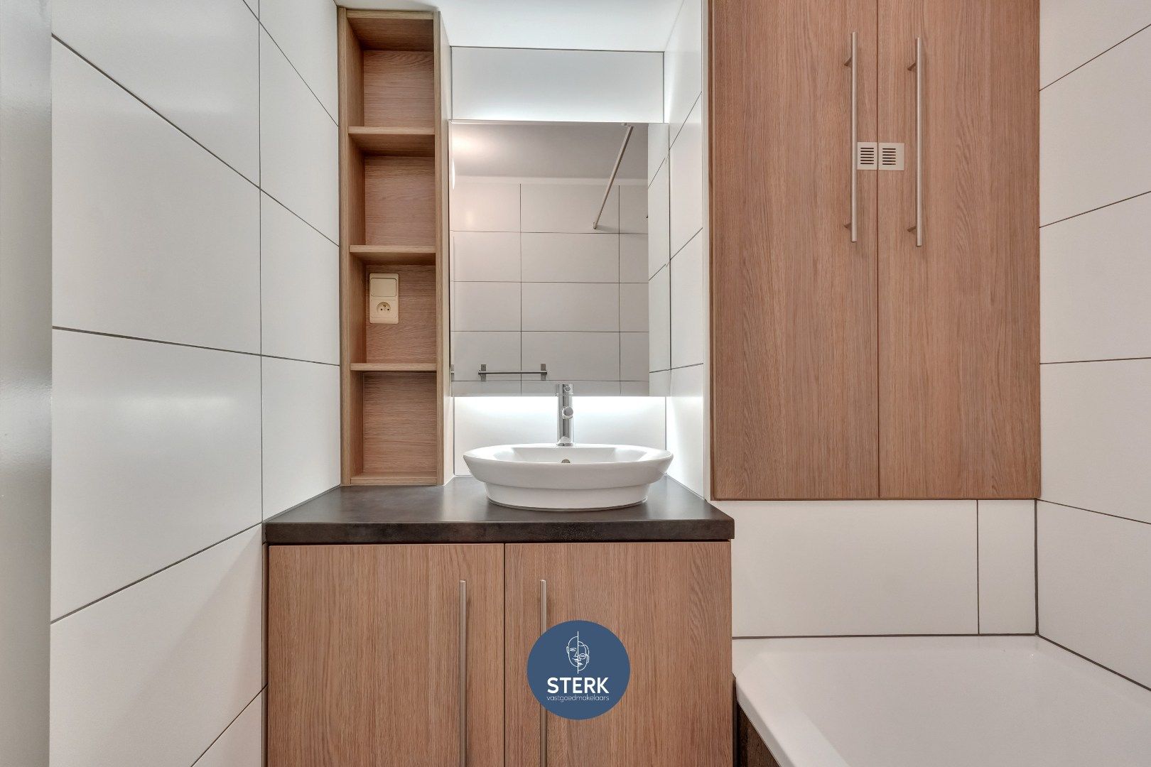 INSTAPKLAAR APPARTEMENT MET 2 SLPKS OP EEN CENTRALE LOCATIE TE REKEM !  foto 13