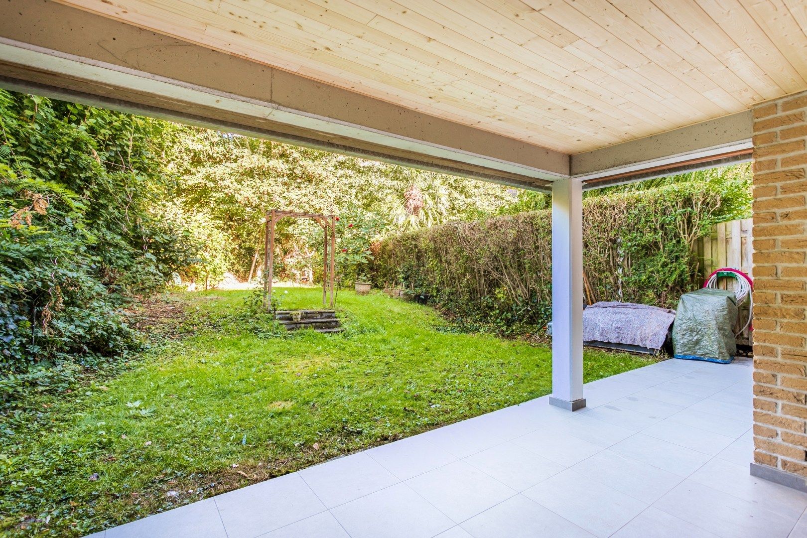 Recente kangoeroewoning met 4 slaapkamers, garage en tuin in een doodlopende straat foto 10