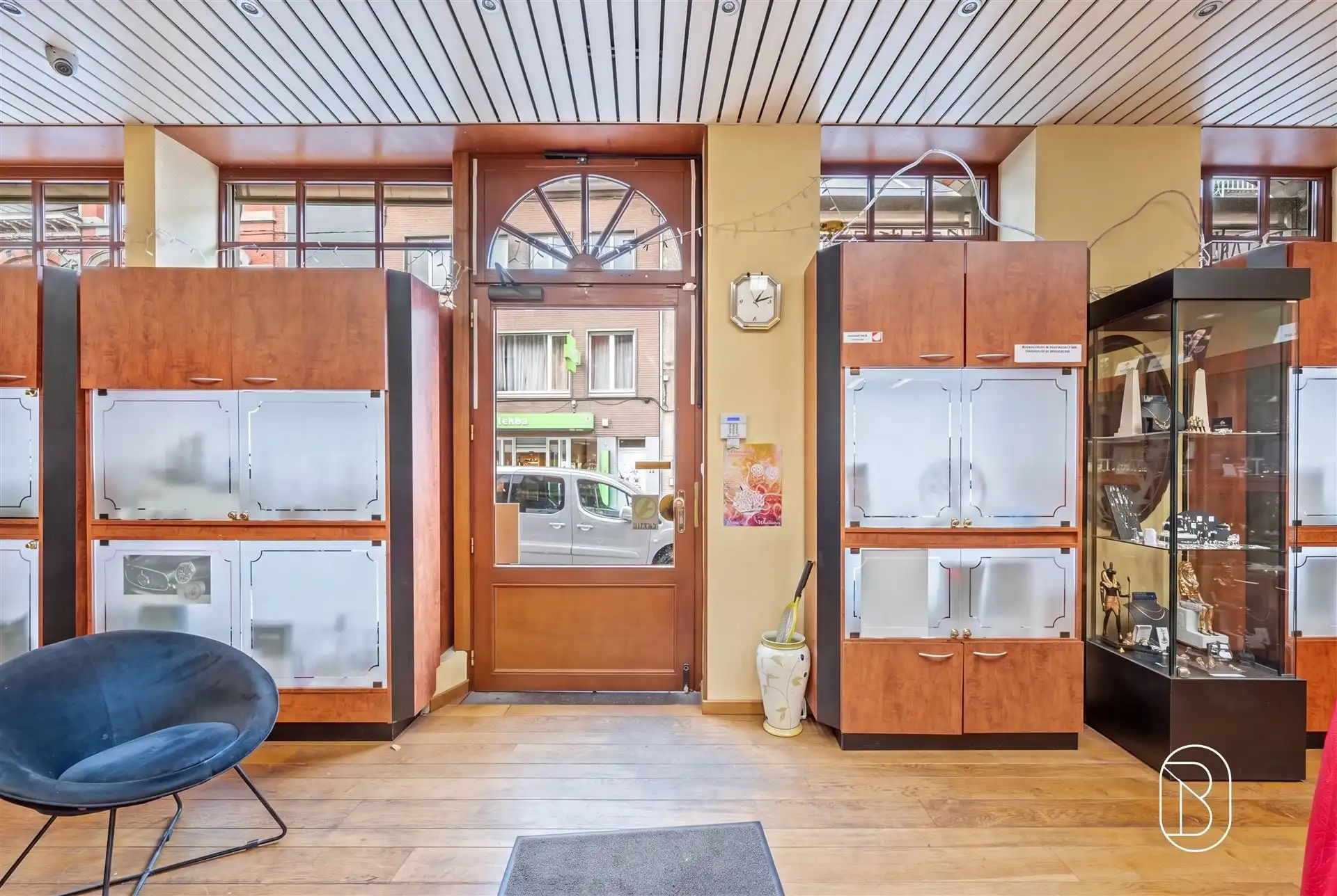 Opbrengsteigendom: handelsruimte en 2 appartementen foto 3