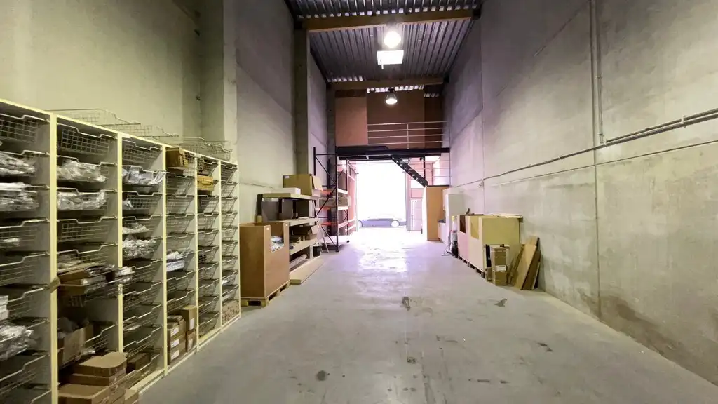 Magazijn met kantoor te huur vlakbij R4 in Evergem foto 3