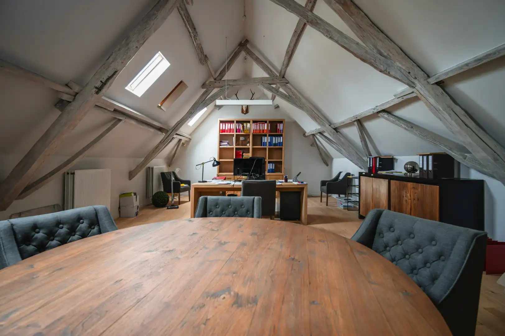 Unieke vierkantshoeve op uitgestrekt domein, geschikt voor diverse doeleinden  foto 2