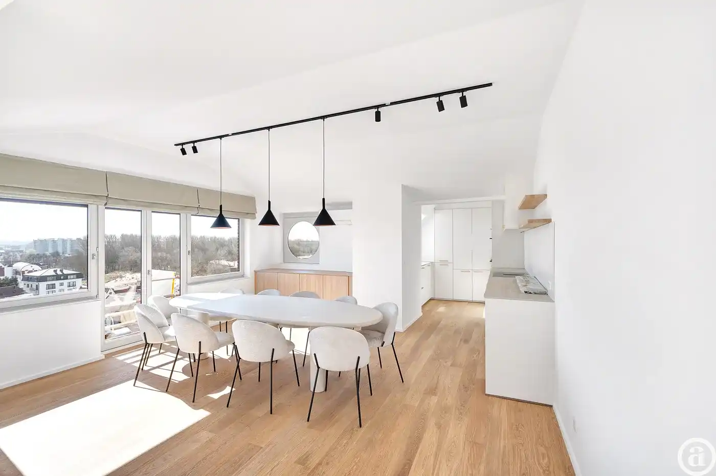 Ruim duplexappartement met 4 slaapkamers en zonneterras.  foto {{pictureIndex}}