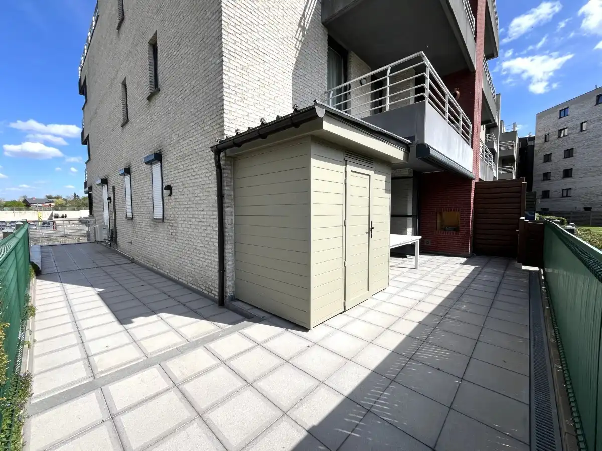 Ieper - Ruim en lichtrijk appartement met zonnig terras rondom foto 12