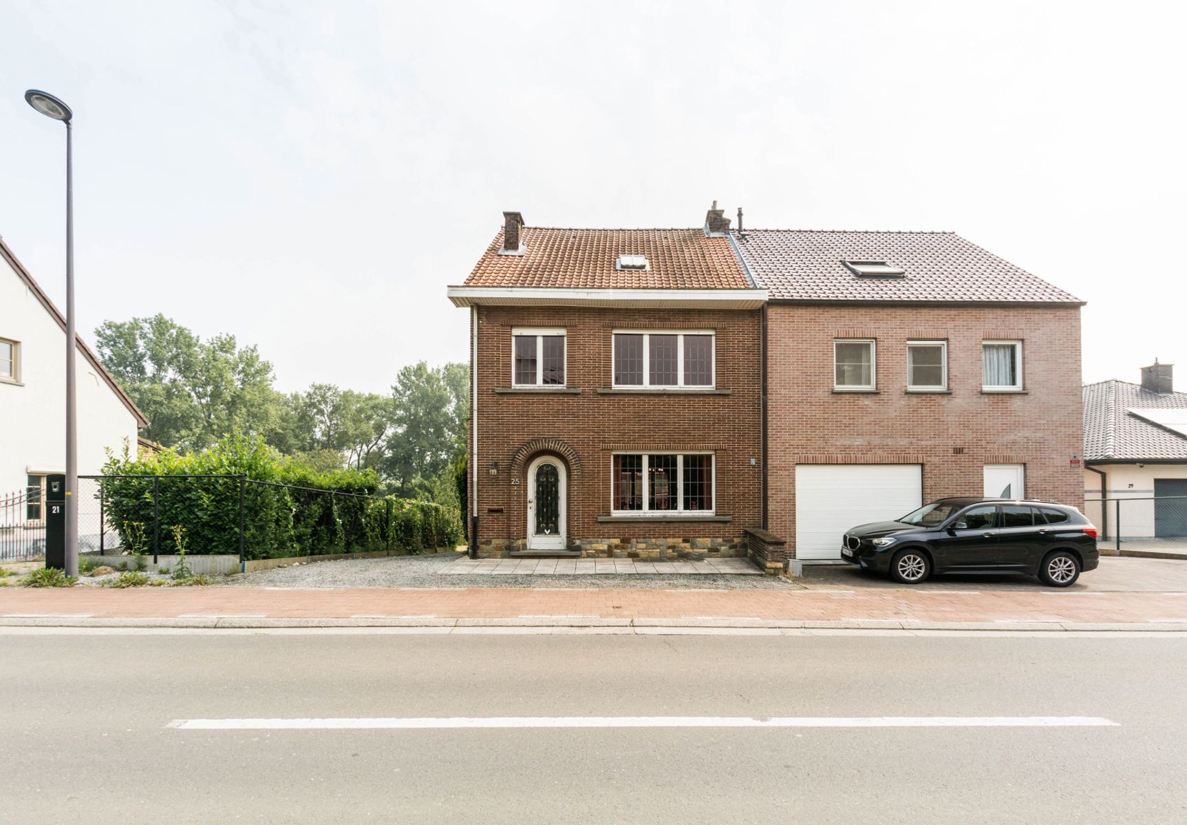 Degelijke, maar nog te moderniseren woning met garage & tuin foto 3