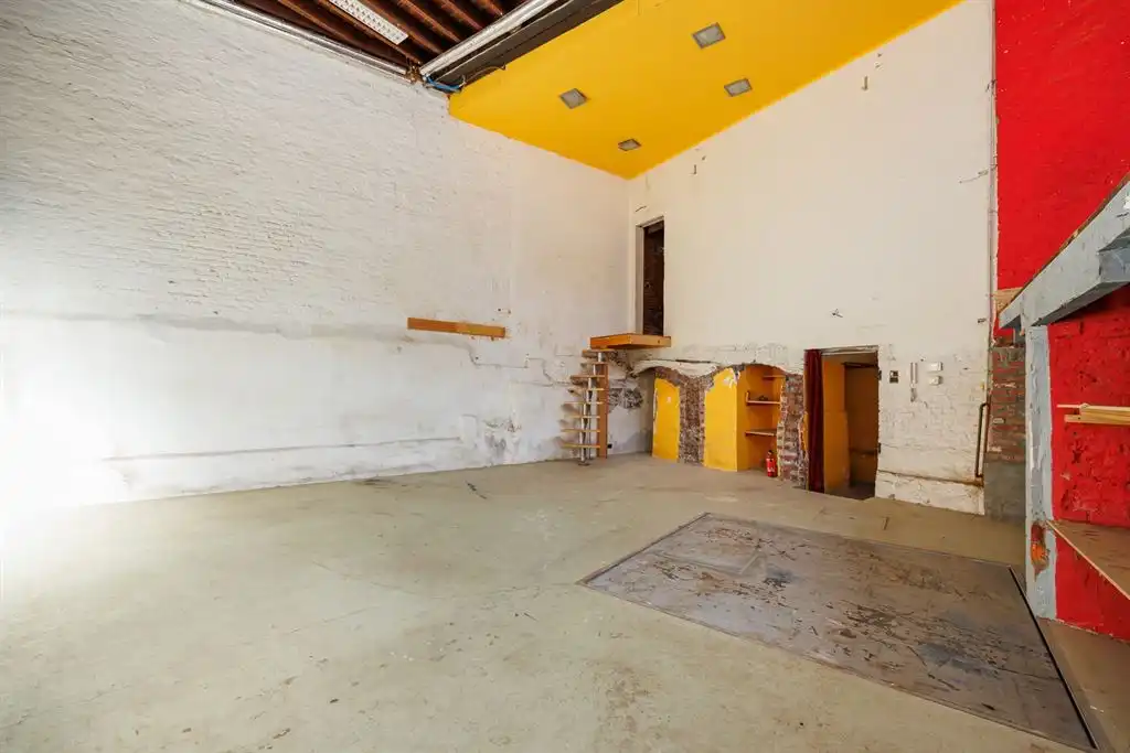 Uitzonderlijke woning met bijzonder magazijn foto 21