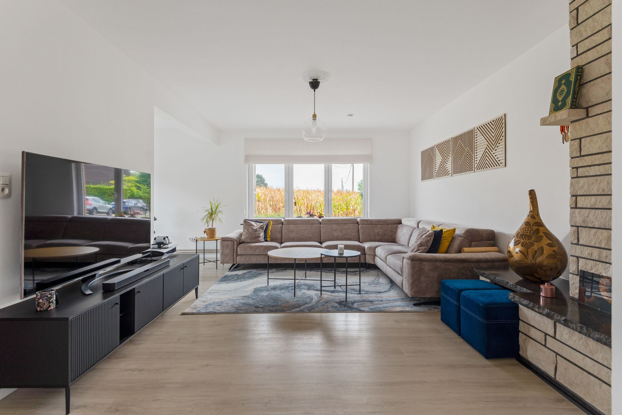 Instapkl. Half-open woning met 3 slpk, polyv. zolder, gar., oprit en tuin foto 2