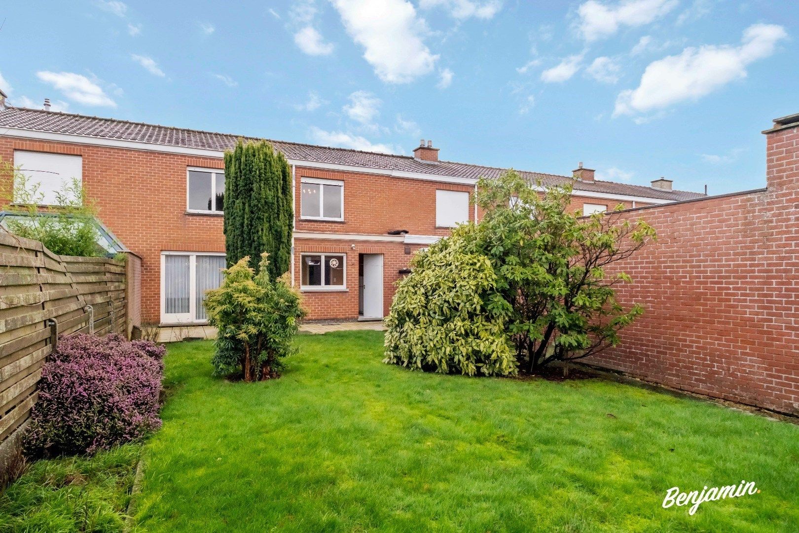 Hoofdfoto van de publicatie: Woning met 4 slaapkamers, inpandige garage en tuin in Dadizele-centrum