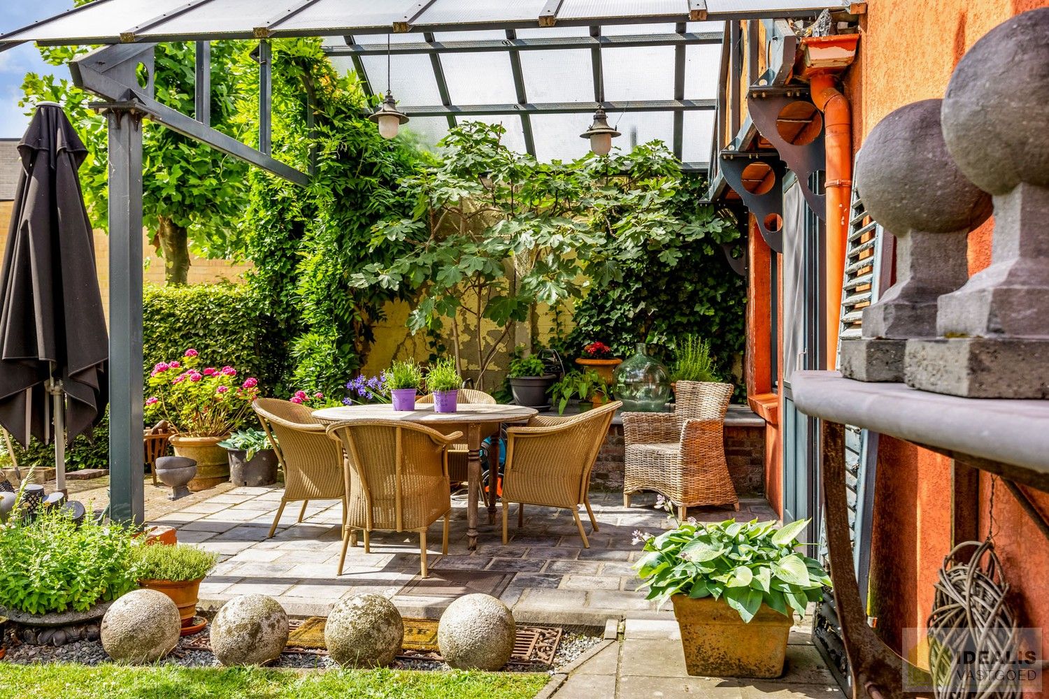 RUIME, CHARMANTE EN INSTAPKLARE WONING IN HARTJE HAMONT! HEERLIJKE WOONKAMER VOORZIEN VAN PARKET EN MET HAARD, LICHTRIJKE KEUKEN MET DIRECTE TOEGANG TOT PRACHTIGE VERANDA, 4 SLAAPKAMERS, RUIME GARAGE EN PRACHTIG AANGELEGDE TUIN OP SCHITTEREND PERCEEL VAN 7A 55CA IN HET HARTJE VAN HAMONT-ACHEL EN OP SLECHTS ENKELE MINUTEN VAN DE NEDERLANDSE GRENS! foto 38
