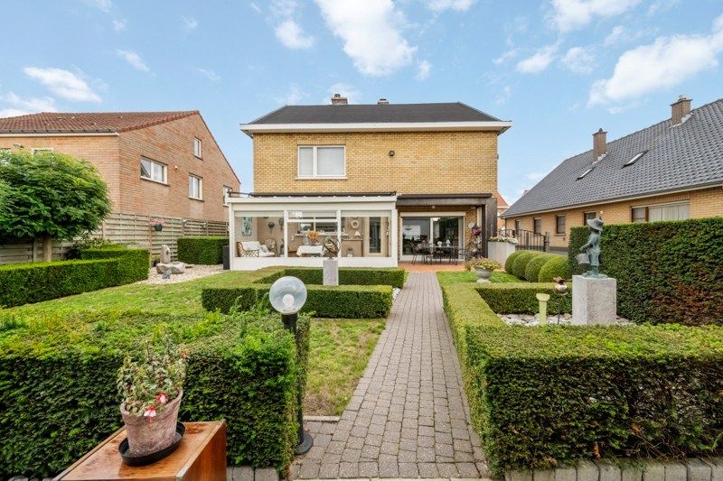Veelzijdige villa met garage, werkplaats en 4 slaapkamers in Jabbeke foto 2