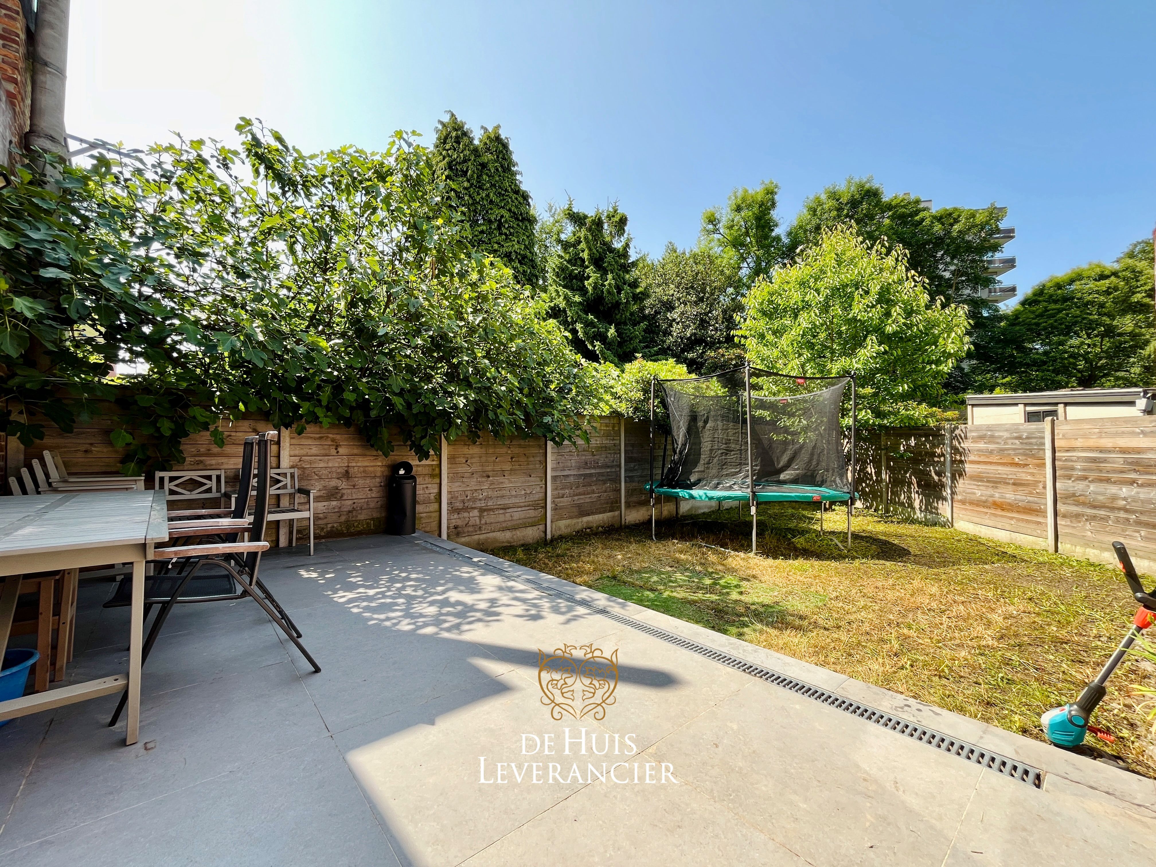 Prachtige, gerenoveerde woning met tuin en garage op toplocatie te koop in Mortsel! foto 2