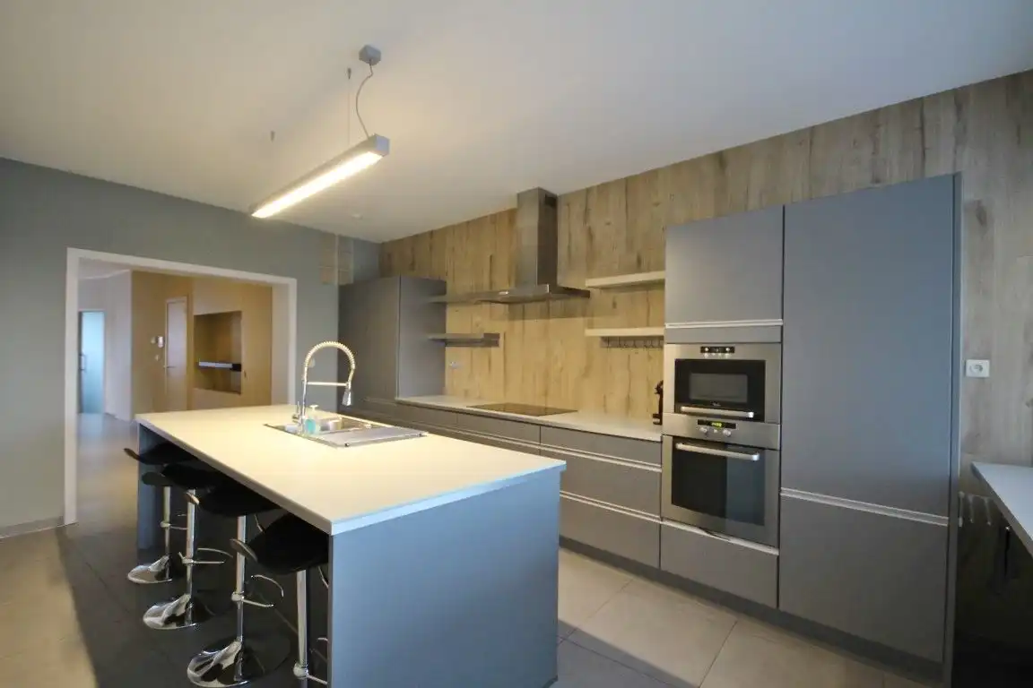 Zeer ruime woning net buiten het stadscentrum! foto 3