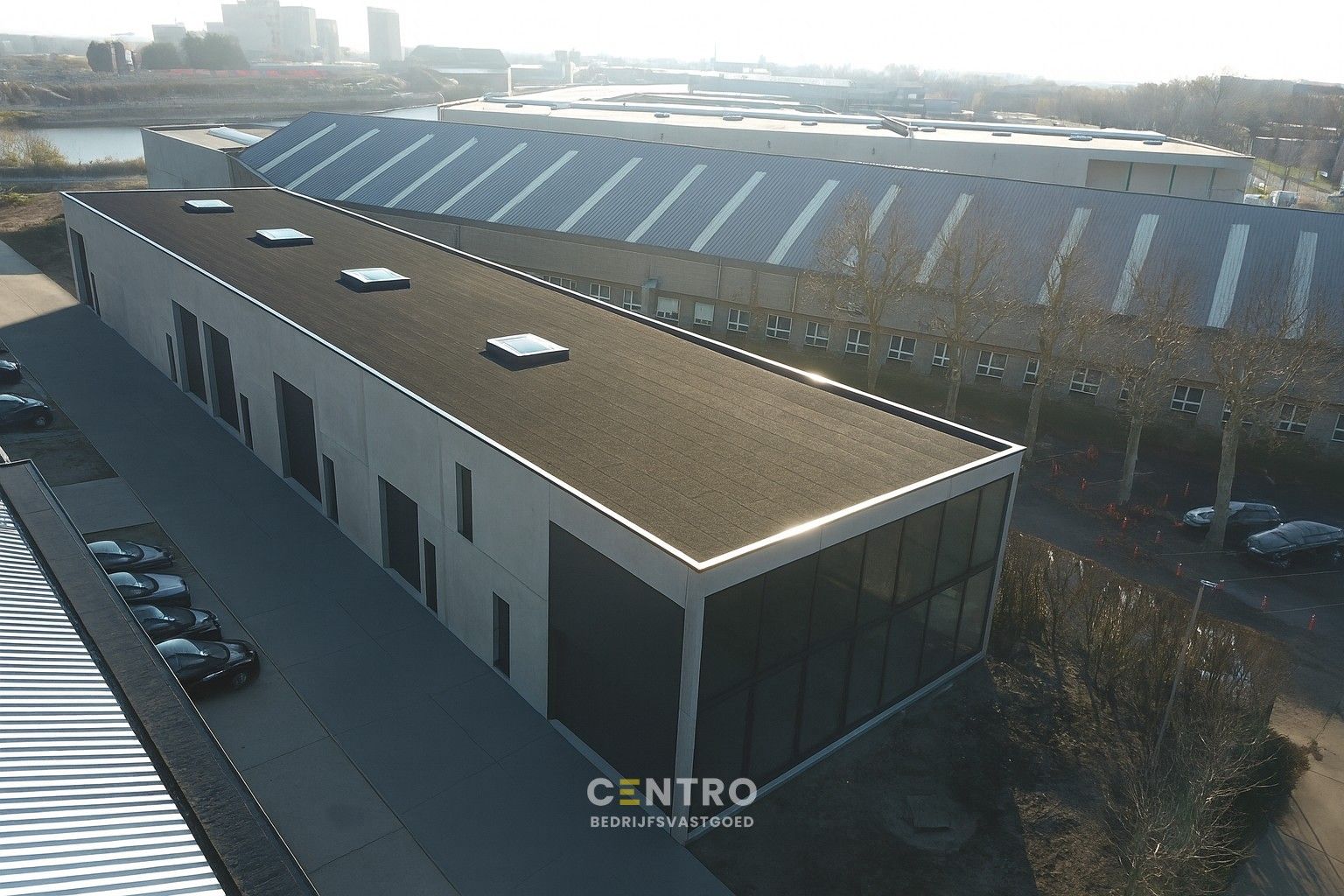 NB OPSLAGRUIMTE (237m²), met hoge sectionaalpoort en private parkeerplaats voor de deur. Op industriezone "Herdersbrug" te 8000 Brugge. foto 2