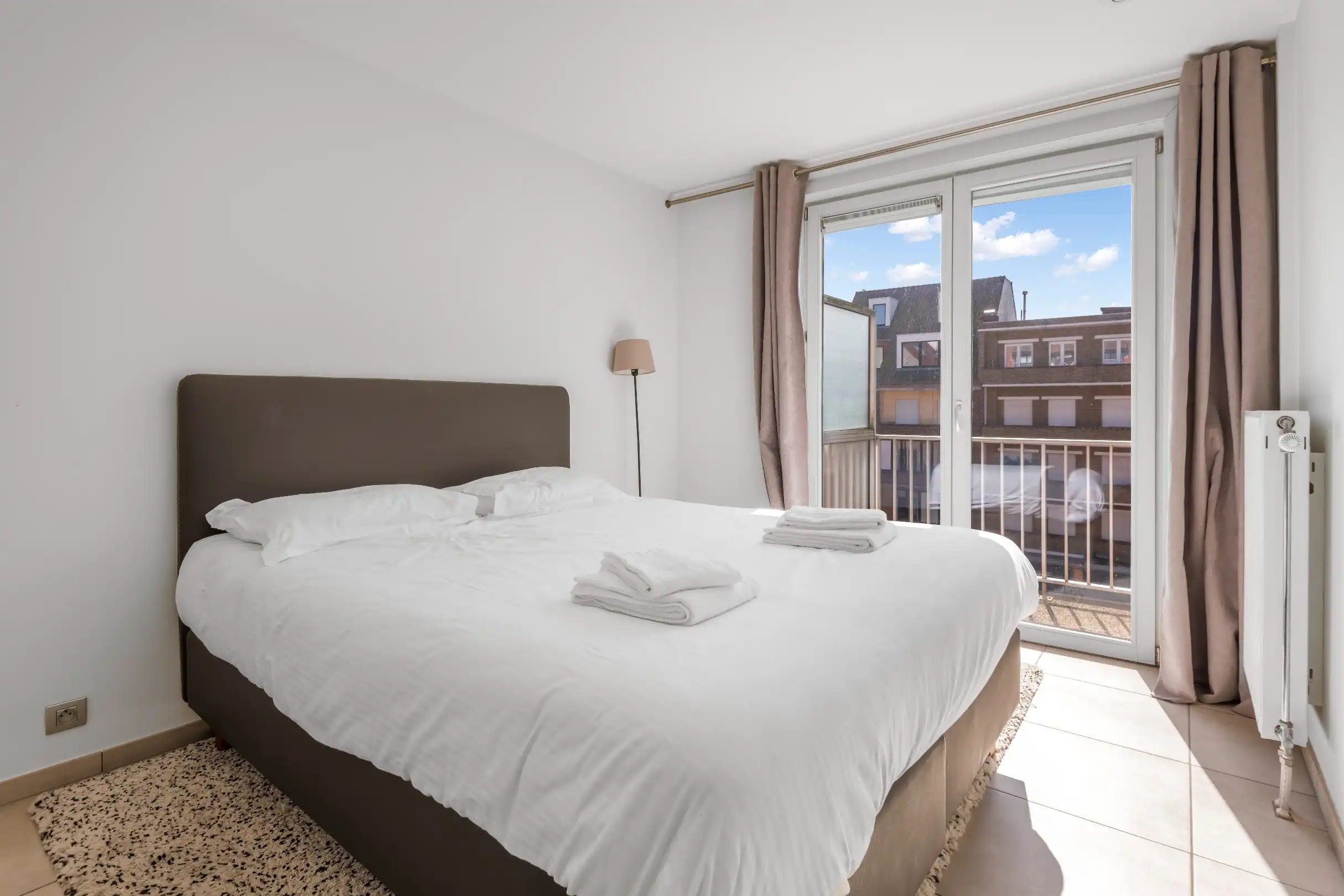 Mooi, instapklaar appartement gelegen vlakbij de Dumortierlaan en de Zeedijk. Inpandige garage te koop ! foto 12