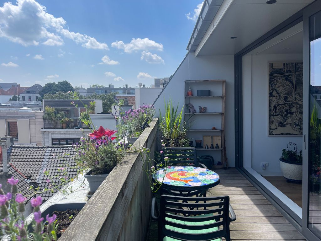 Duplex appartement (bj 2020) met een groot terras en aantrekkelijk zicht op de torens van Gent. foto 1