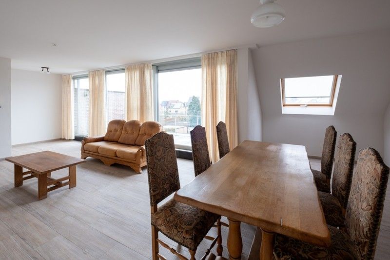 Ruim en luxueus appartement met 2,5 slaapkamers, 3 terrassen en 2 parkings in hartje Diepenbeek! foto 3