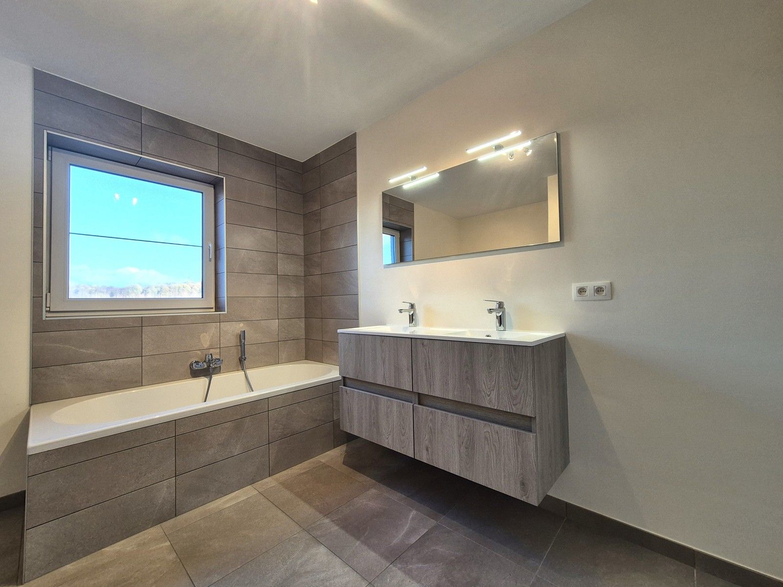 Recente halfopen woning E-peil 15! tot 5 slaapkamers aan 2% foto 17