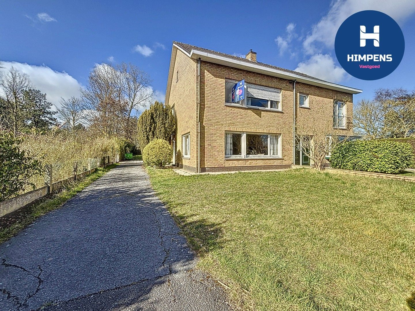 Hoofdfoto van de publicatie: Charmante Woning met Potentieel in Sint-Idesbald – 625m², Lichtrijke Tuin & 3 Slaapkamers