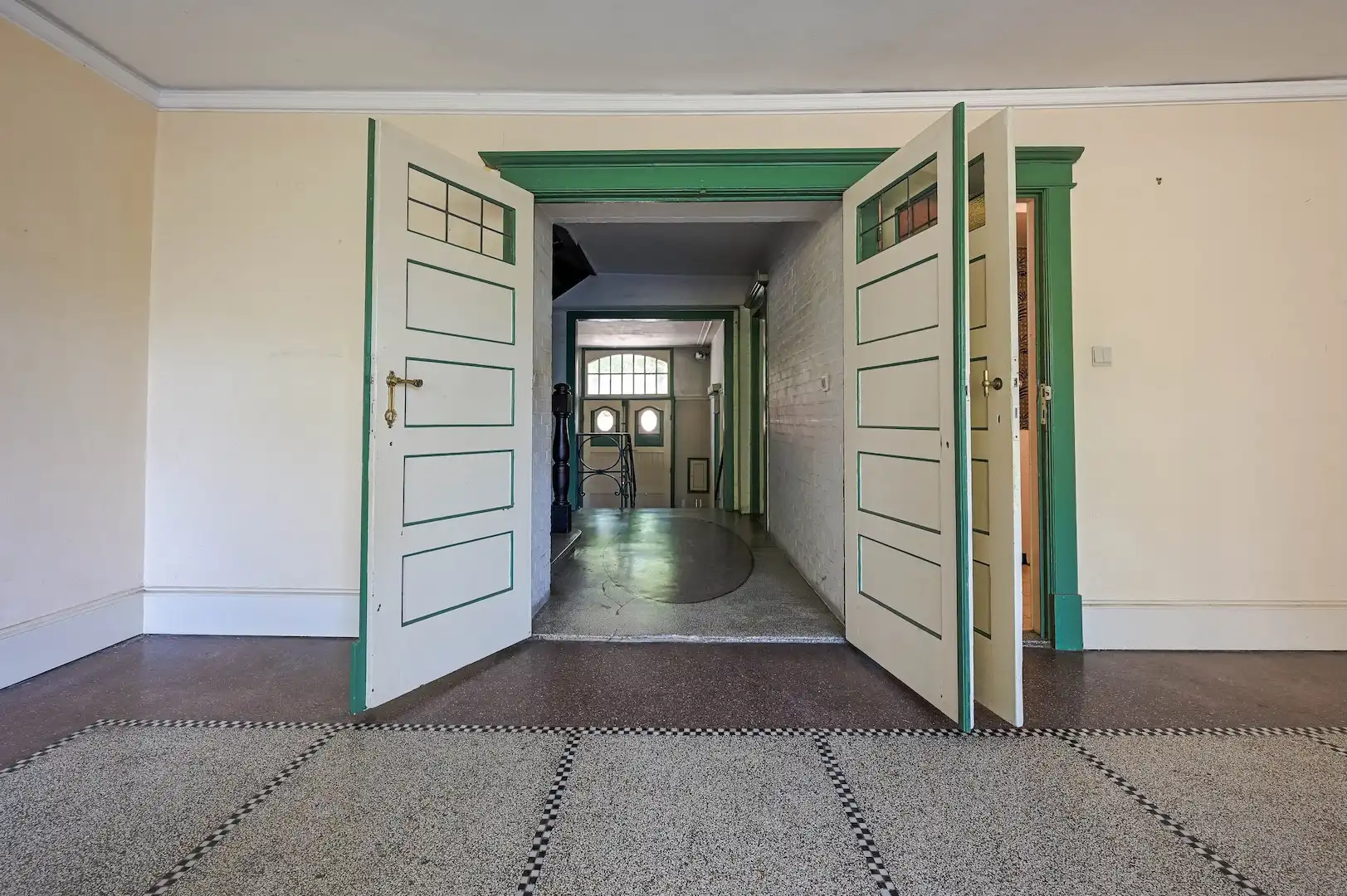 architecturale parel met zonnige stadstuin nabij de Ezelpoort foto 15