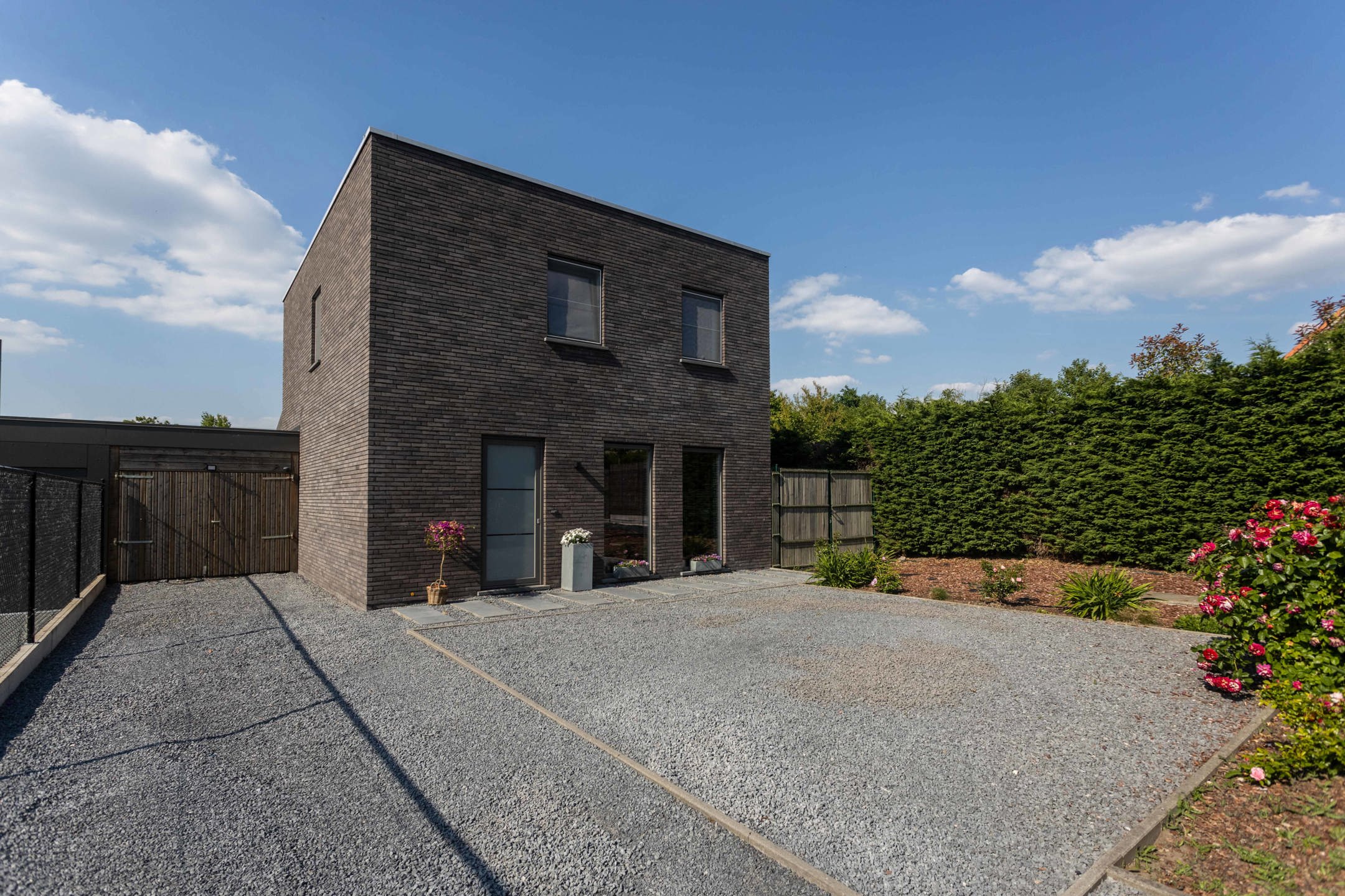 Recente (nieuw)bouwwoning  op een gunstige locatie foto {{pictureIndex}}