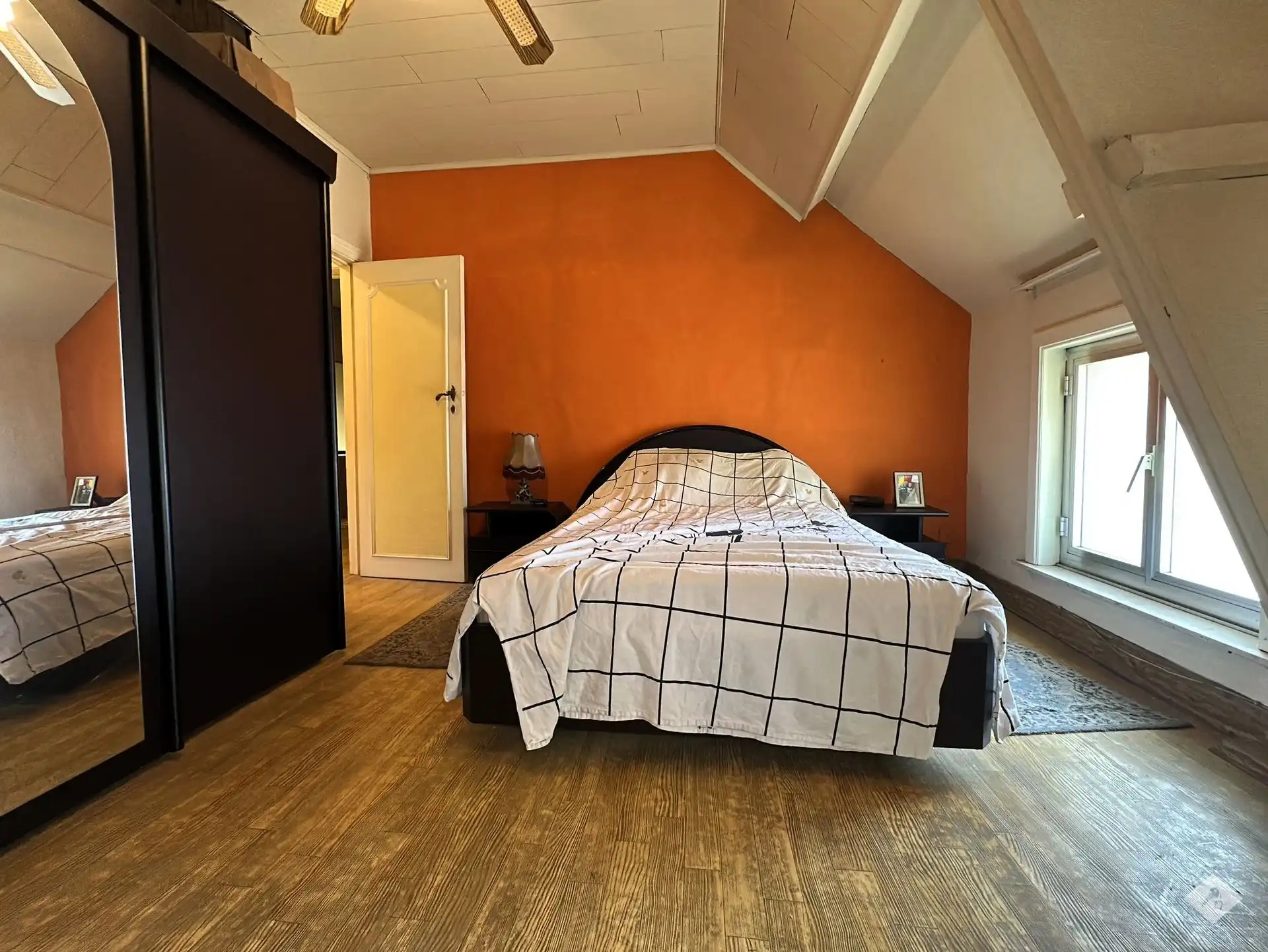 Ruime woning met drie slaapkamers, garage en grote tuin foto 12