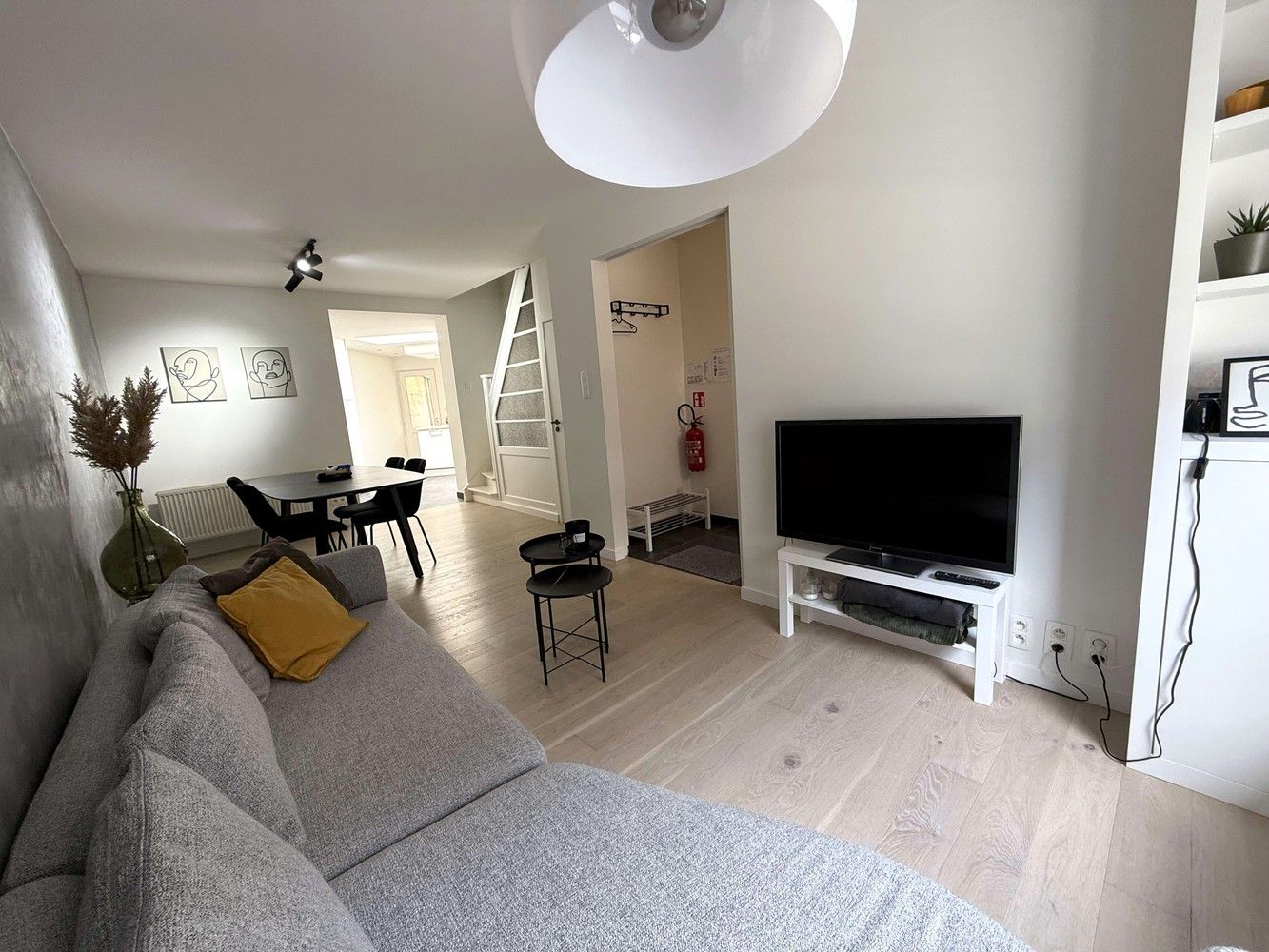 Recent gerenoveerd en volledig gemeubeld rijhuis met tuin te huur foto {{pictureIndex}}