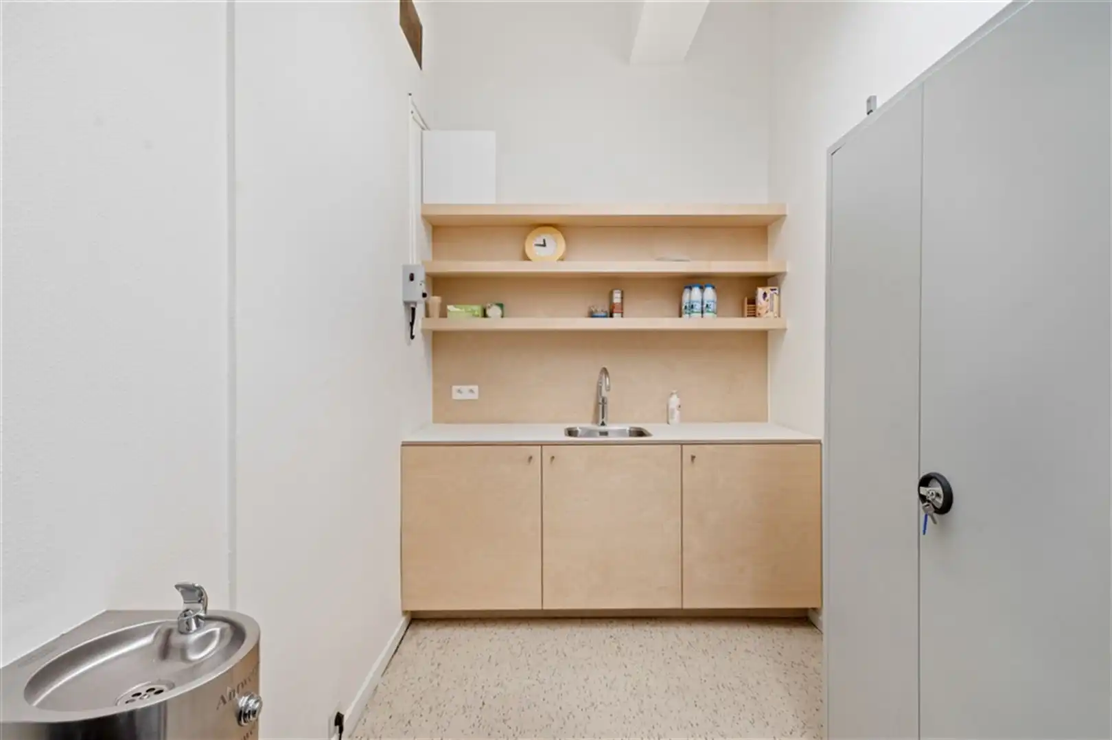 Gelijkvloers hoekkantoor te koop op topliggingop 't Zuid foto 9