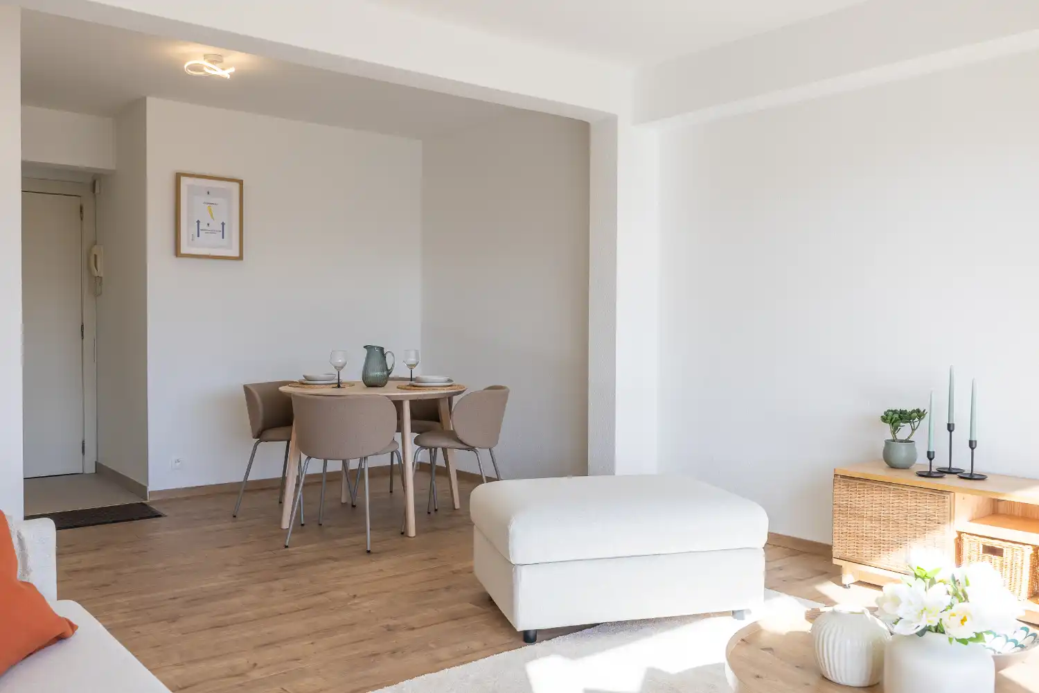 Lichtrijke studio met zuidgericht terras op de zeedijk van Middelkerke te koop foto 12