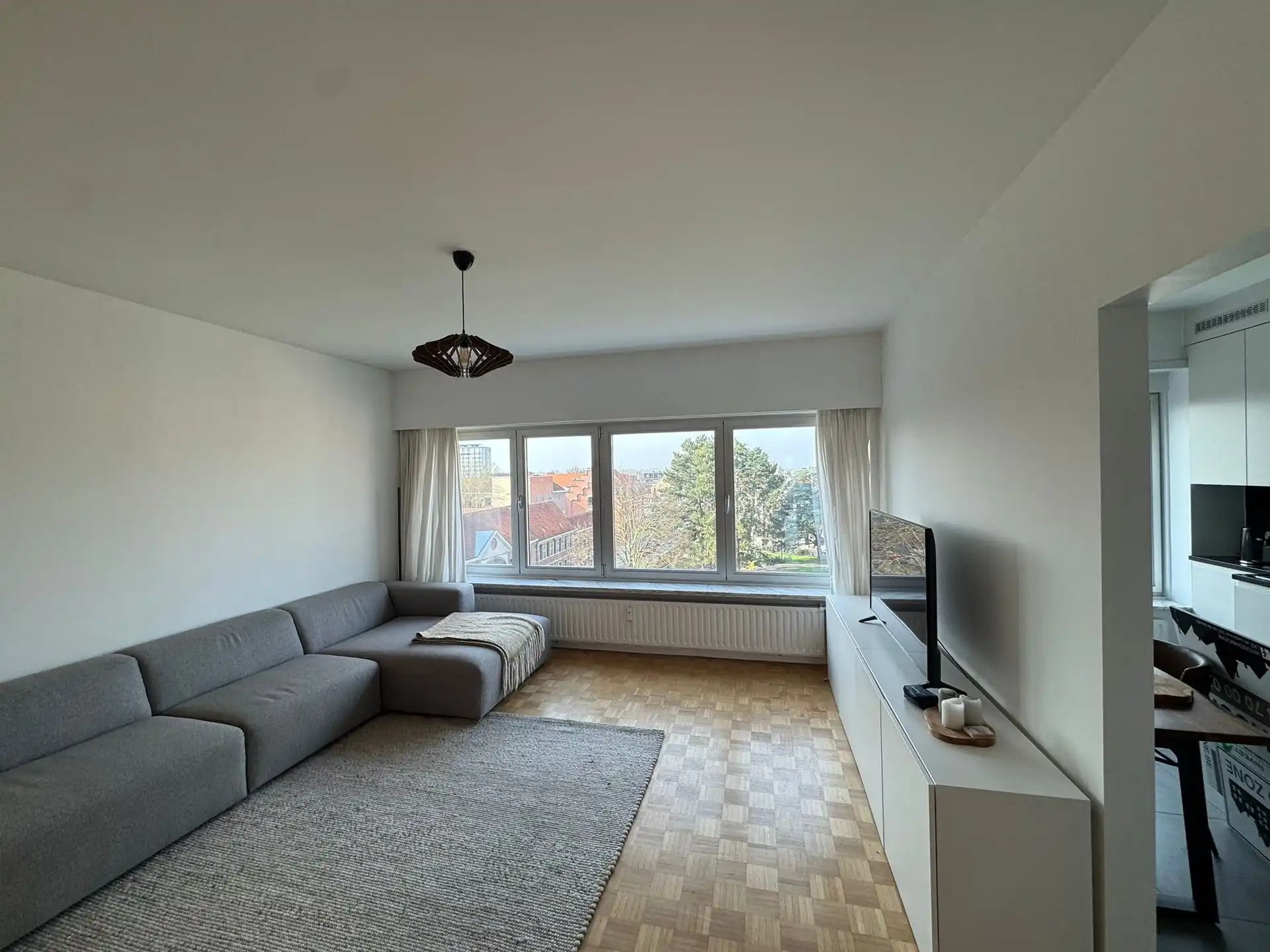 Bemeubeld appartement met 2 slaapkamers en garage foto 2