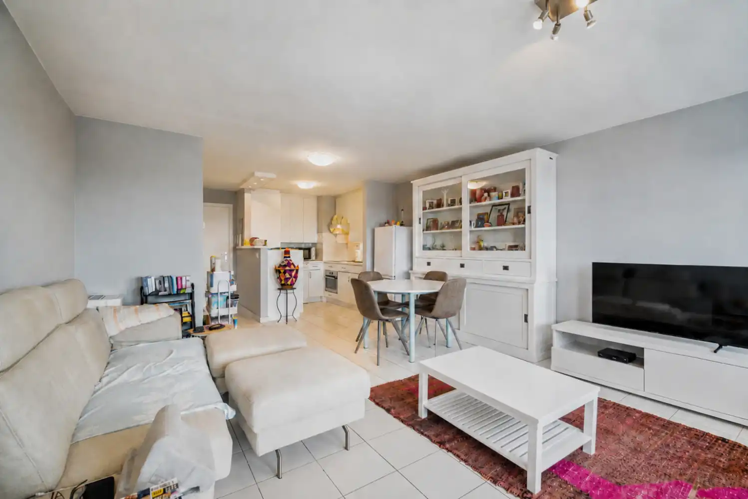 Lichtrijk twee slaapkamer appartement met terras op toplocatie foto 2
