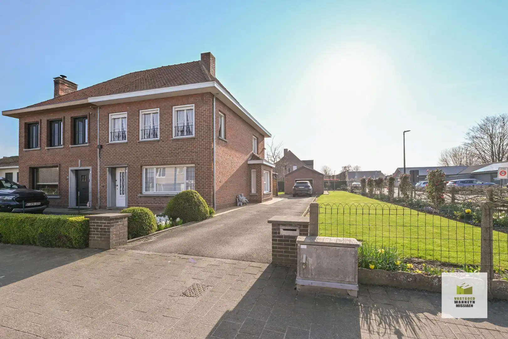 Hoofdfoto van de publicatie: Ruime hoekwoning met mogelijkheid tot 3 slaapkamers, garage en tuin in centrum Wingene