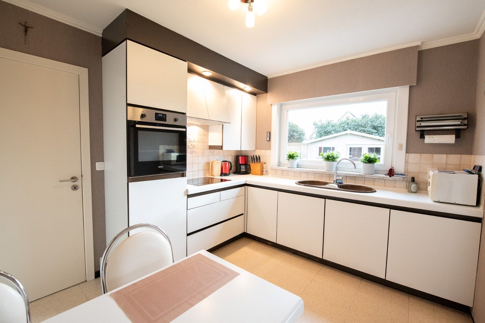 Goed onderhouden, halfopen woning met 4 slaapkamers op 438 m² in Zulte foto 6